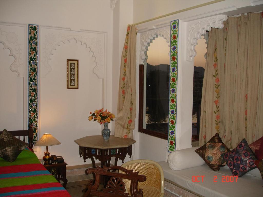 Hotel Raj Niwas Udaipur Habitación foto